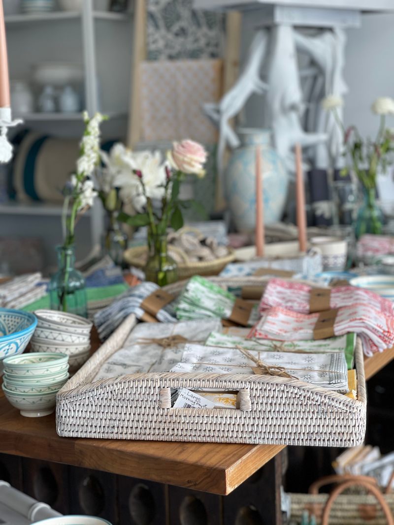 18 Florida Winter Porch Décor Ideas That Bring Coastal Charm To Cooler Months - Decor Hint Driftwood Accents