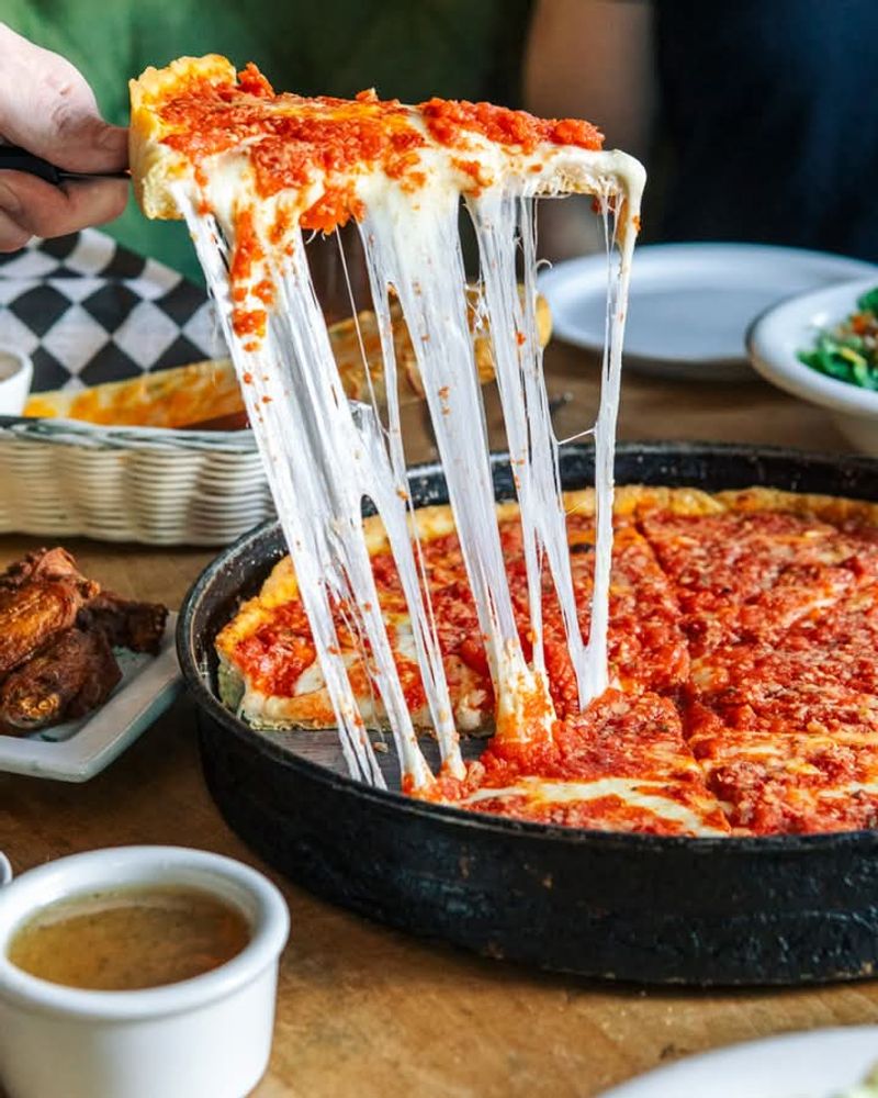 17 Illinois Eateries That Prove Great Food Doesn't Have To Cost A Fortune - Decor Hint Lou Malnati's Pizzeria