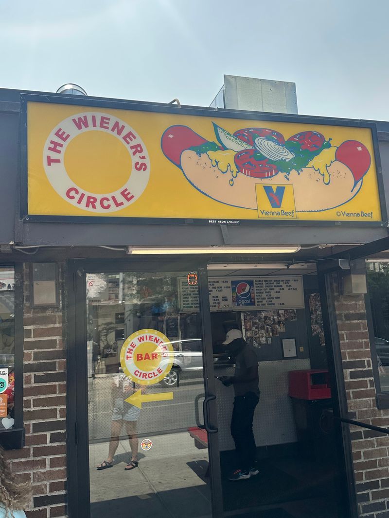 16 Illinois Dining Hotspots Famous For Lines That Never Scare Anyone Away - Decor Hint The Wiener's Circle