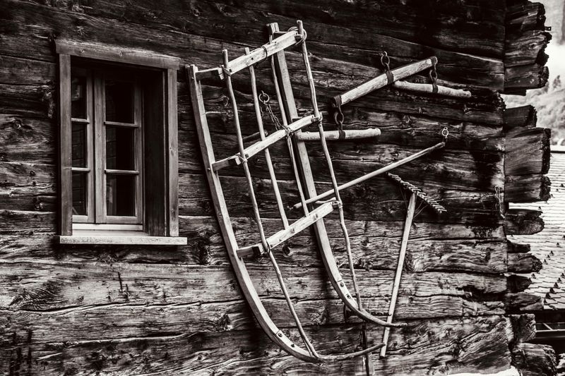 17 Porch Décor Tips That Bring Big Warmth To Colorado Homes In Winter - Decor Hint Vintage Sleds As Wall Accents