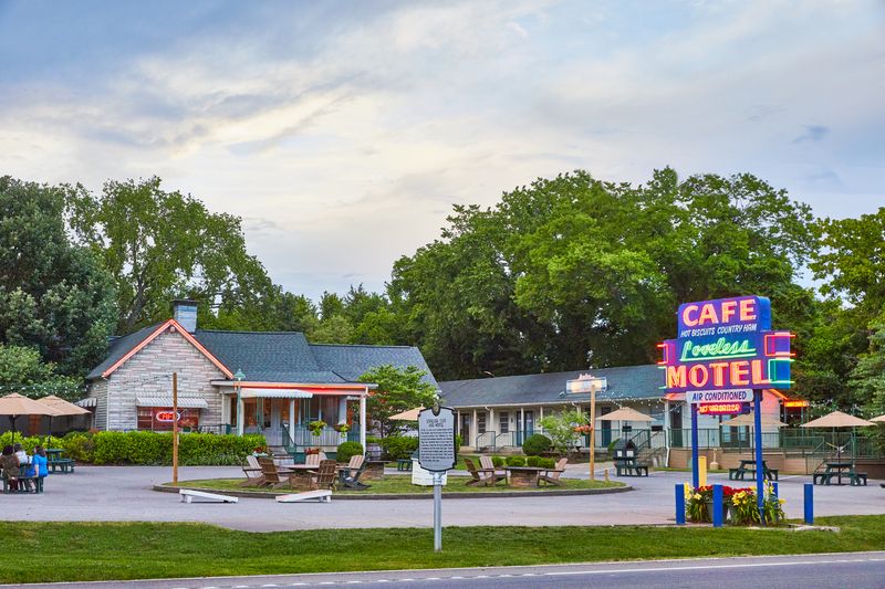 16 Iconic Tennessee Restaurants Where Locals And Tourists Alike Can't Resist - Decor Hint Loveless Cafe