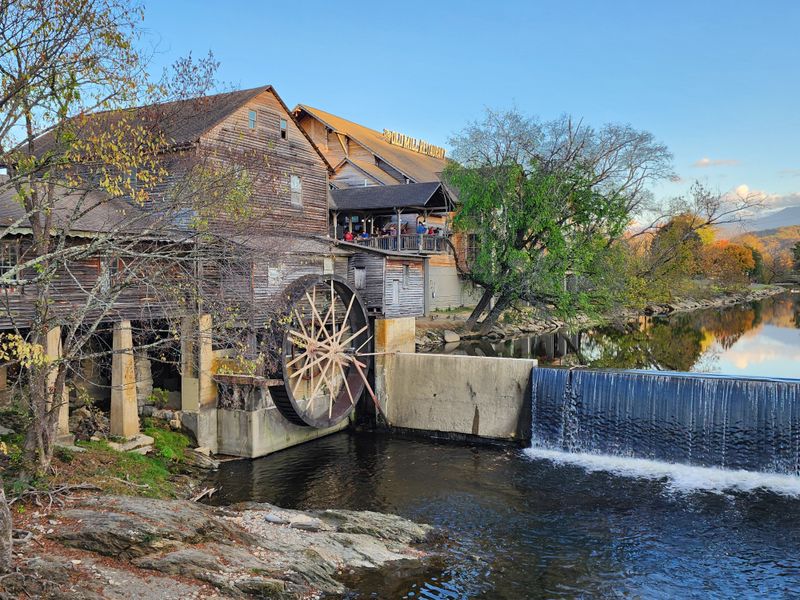 16 Iconic Tennessee Restaurants Where Locals And Tourists Alike Can't Resist - Decor Hint The Old Mill Restaurant