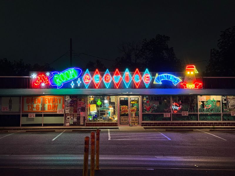 21 Texas Vintage And Collectibles Markets Where Rare Finds Are Flying Off The Shelves - Decor Hint Room Service Vintage