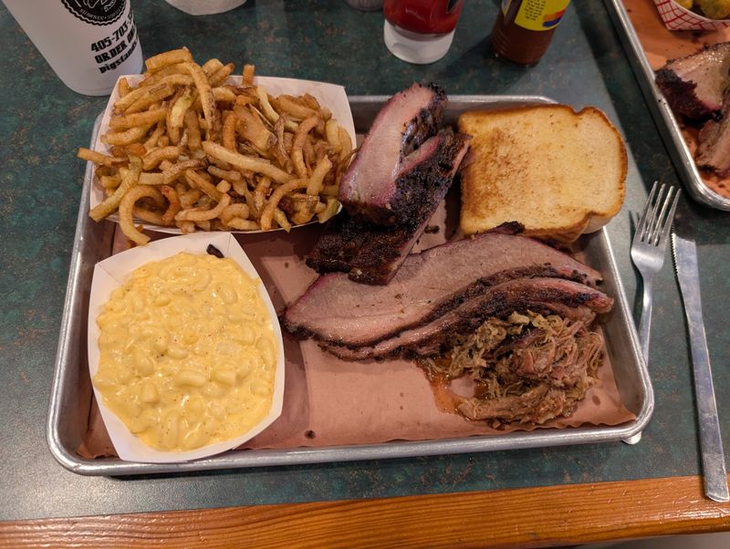 11 Lesser-Known Oklahoma Restaurants That Quietly Steal The Show - Decor Hint Van's Pig Stands