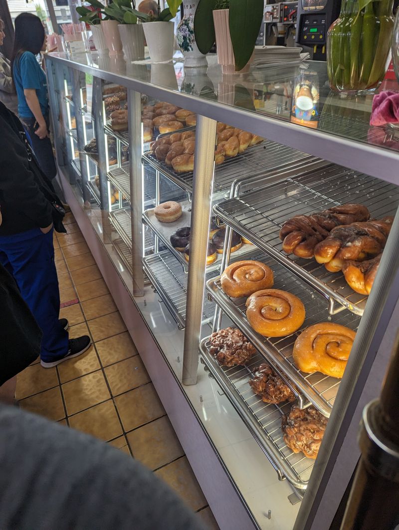 13 California Doughnut Shops That Consistently Rank Among The Best In America - Decor Hint Munchkins Donuts Shop