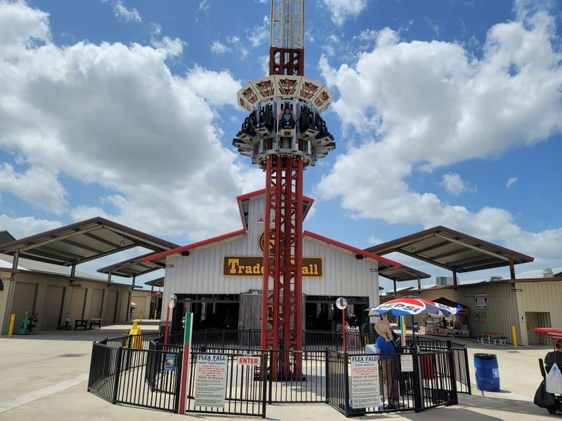 21 Texas Vintage And Collectibles Markets Where Rare Finds Are Flying Off The Shelves - Decor Hint Traders Village San Antonio