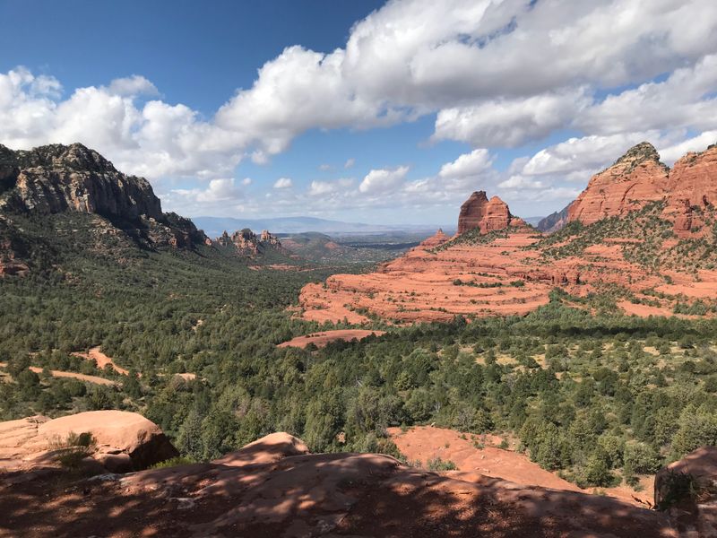 15 Arizona Tourist Traps Locals Won’t Touch (And The Desert Wonders You Can’t Miss) - Decor Hint Sedona Pink Jeep Tours VS. Munds Wagon To Merry-Go-Round Rock