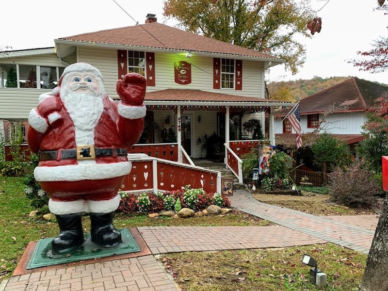 8 Georgia Christmas Markets Everyone Travels South For Each December - Decor Hint Helen Christmas Market