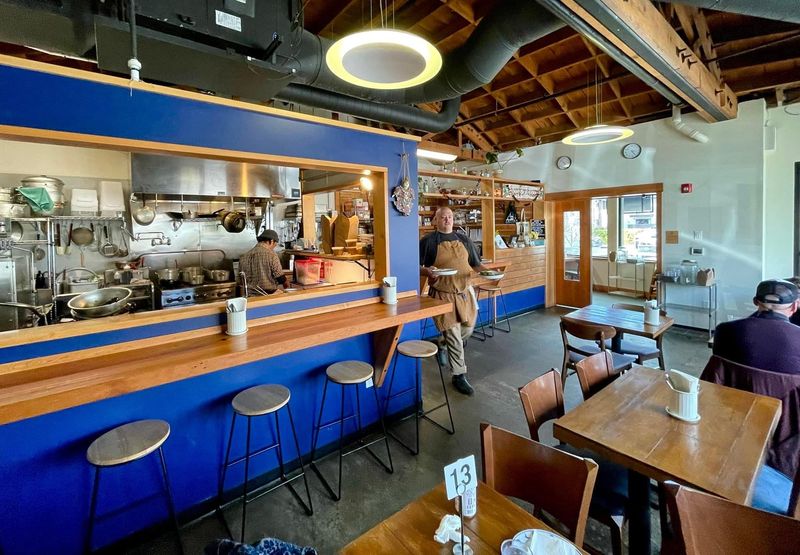 14 Oregon-Based Family-Owned Fried Chicken Spots You Can't Miss For Ultimate Comfort Food - Decor Hint Rangoon Bistro