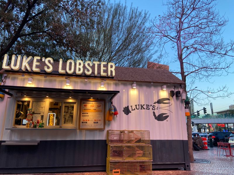15 New York Delis You Can't Miss For The Best Fried Fish Sandwiches In Town - Decor Hint Luke's Lobster