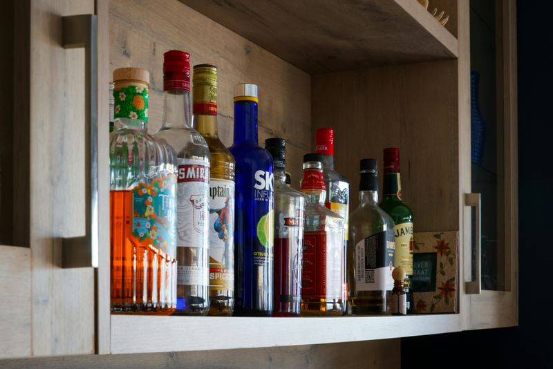 11 Cozy Winter Décor Ideas For Hawaii Homes That Blend Festive And Island-Inspired Vibes - Decor Hint Tiki Bar Display