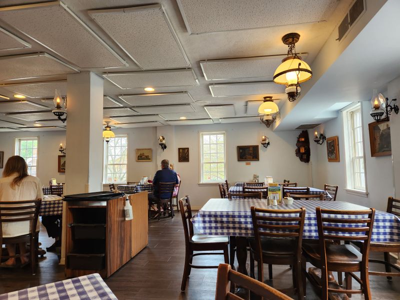 Why This Iowa All-You-Can-Eat Buffet Is Worth The Road Trip - Decor Hint Accessibility And Group-Friendly Features