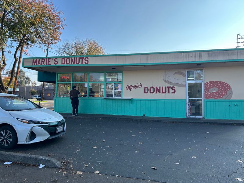 13 California Doughnut Shops That Consistently Rank Among The Best In America - Decor Hint Marie's Donuts