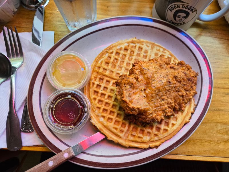 15 Washington Soul Food Restaurants Locals Love Too Much To Publicize - Decor Hint Fat's Chicken and Waffles