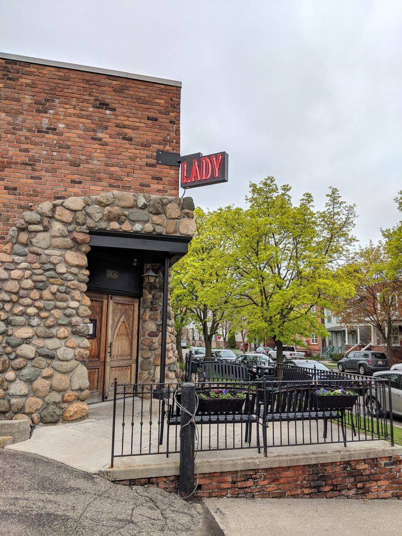 16 Michigan Restaurants People Happily Wait Hours For - And Say It's Worth It - Decor Hint Lady Of The House