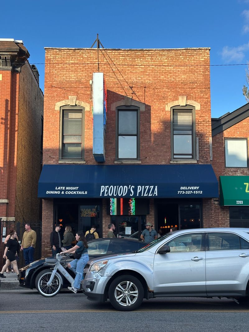 These 15 Family Owned Restaurants In Illinois Have Been Around For Four Generations And Are More Popular Than Ever - Decor Hint Pequod's Pizza