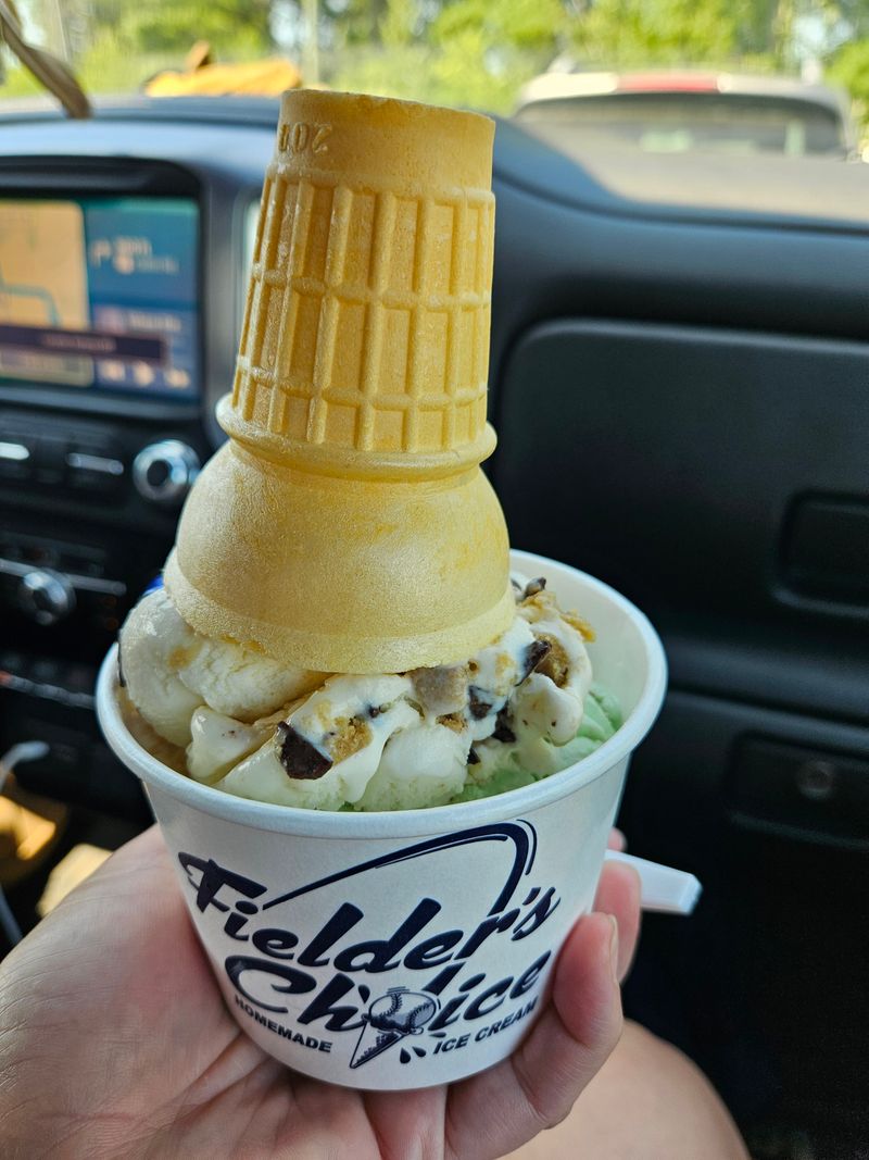 This Maine Ice Cream Stand Remains Open Year-Round And Locals Wouldn't Have It Any Other Way - Decor Hint Drive-Thru Service In Bangor