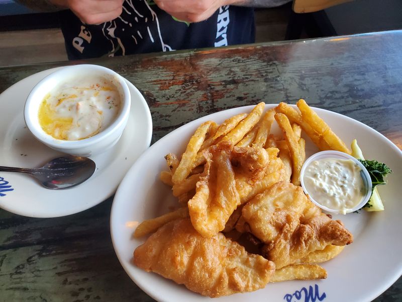 Oregon Dining Spots Turning Fried Fish Into Coastal Comfort - Decor Hint Mo's Seafood & Chowder