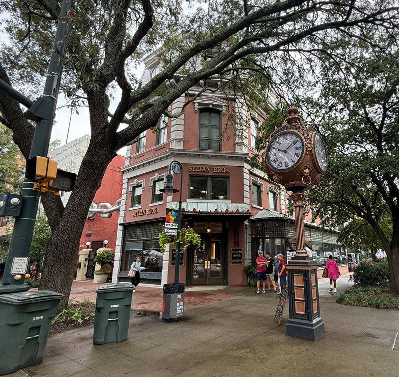 South Carolina Craft Fairs That Will Completely Transform Your Holiday Shopping - Decor Hint Columbia Soda City Market Holiday Edition