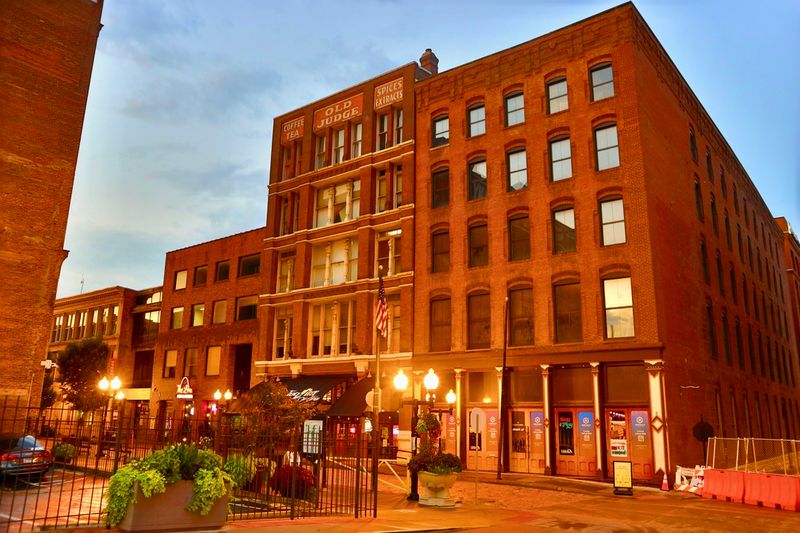 Laclede’s Landing Nighttime Hype