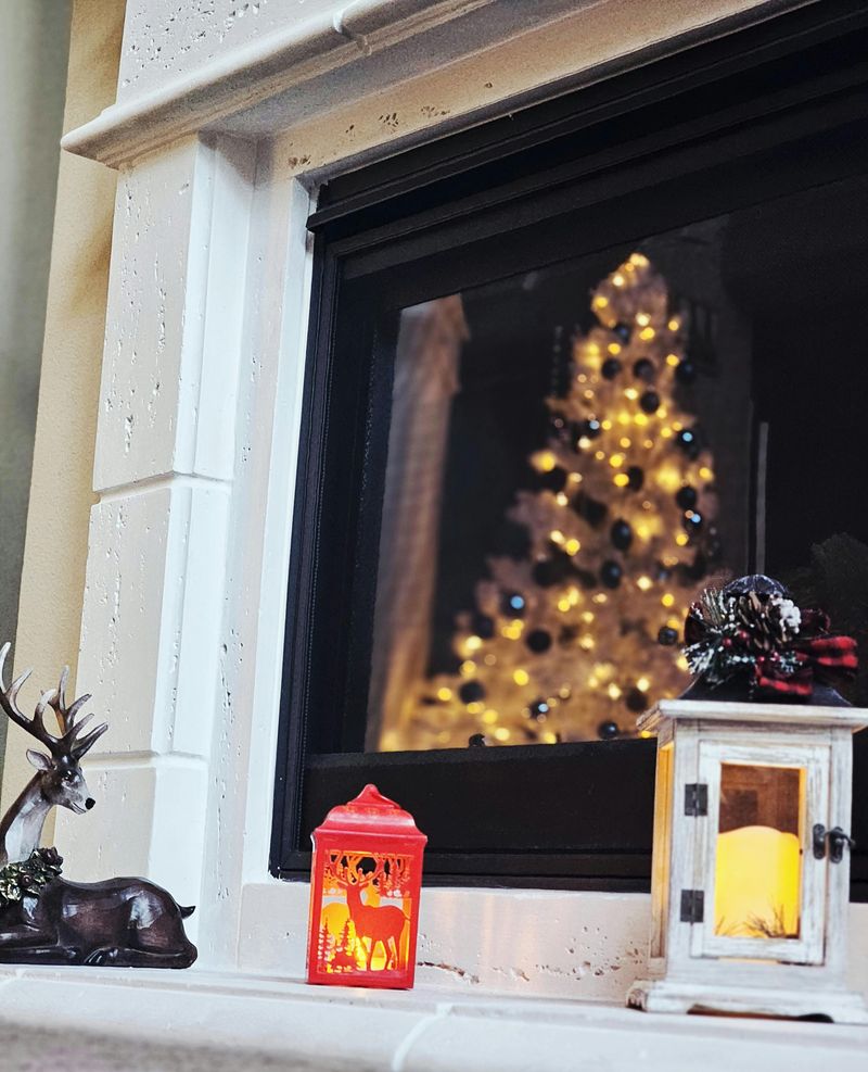 Stunning Hawaii Coastal Christmas Décor Ideas For A Holiday That Feels Like A Tropical Escape - Decor Hint Beach-Themed Ornaments