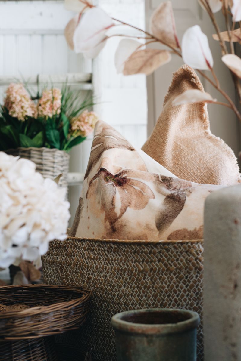 18 Illinois Winter Décor Trends Bringing Cozy Layers Back Into Midwest Homes - Decor Hint Textured Layers Add Depth And Comfort