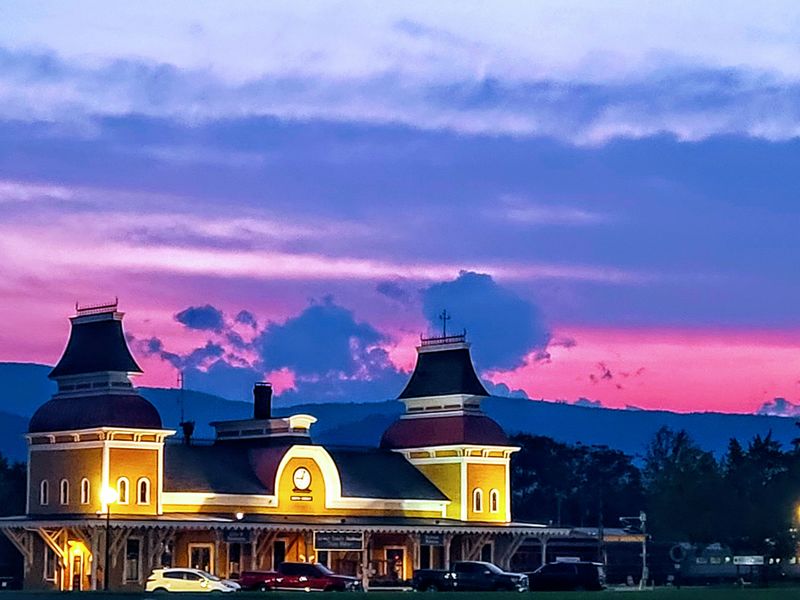 All Aboard For Snowy Wonders On New Hampshire's Conway Scenic Winter Excursion - Decor Hint Special Event Trains Add Extra Magic