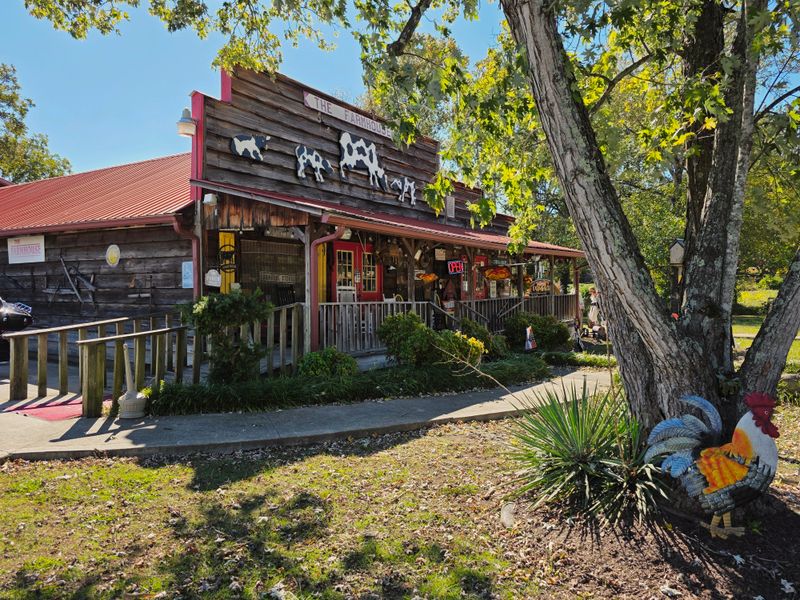 15 Beloved Ohio Buffets Serving The Comfort Foods Midwesterners Crave - Decor Hint Farmhouse restaurant