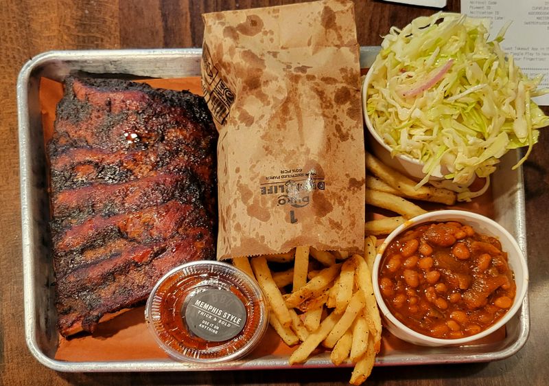 17 Illinois Eateries That Prove Great Food Doesn't Have To Cost A Fortune - Decor Hint Smoque BBQ