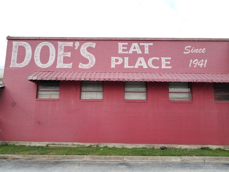 15 Mississippi Restaurants That Prove The Best Food Never Lasts All Night - Decor Hint Doe's Eat Place