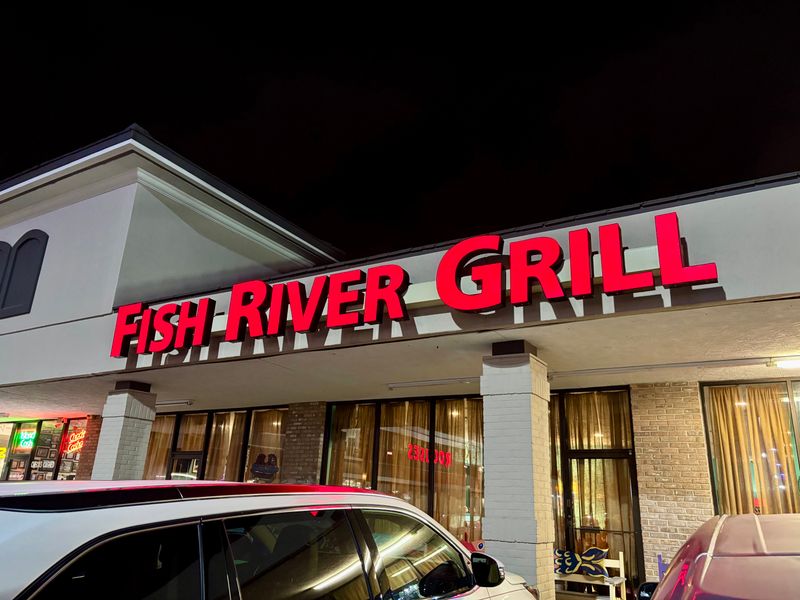 19 Alabama Seafood Joints Only Locals Know And Love For That Perfect Southern Flavor - Decor Hint Fish River Grill #3