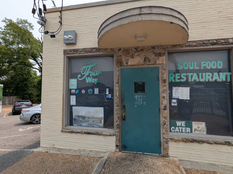 16 Iconic Tennessee Restaurants Where Locals And Tourists Alike Can't Resist - Decor Hint The Four Way