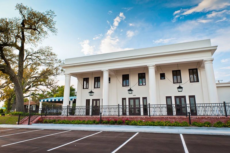 13 Mississippi Seafood Buffets Overflowing With Cajun Flavor Locals Love - Decor Hint White Pillars Restaurant & Lounge