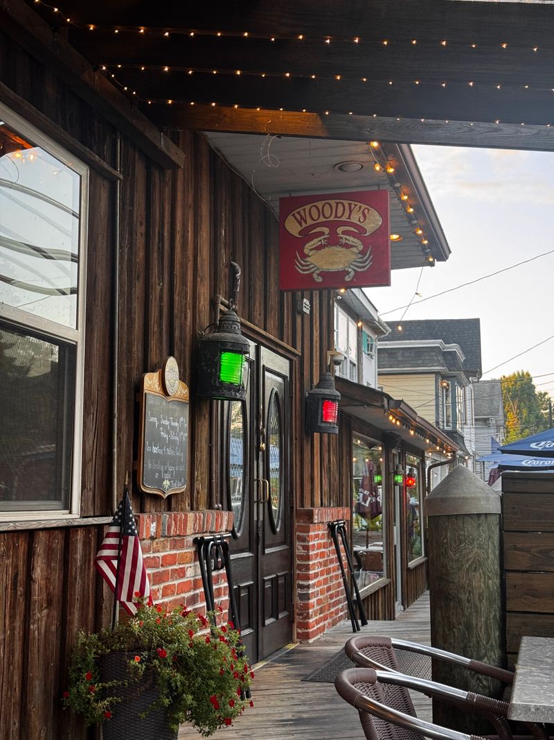 12 Maryland Seafood Restaurants That Serve Bold Flavors With No Fuss - Decor Hint Woody's Crab House