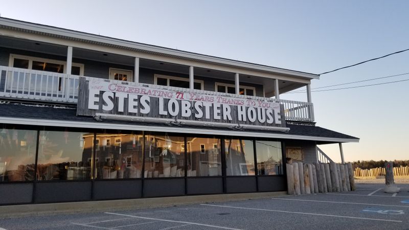 17 New England Seafood Restaurants In Maine Only Locals Know And Love For Authentic Coastal Dining - Decor Hint Estes Lobster House