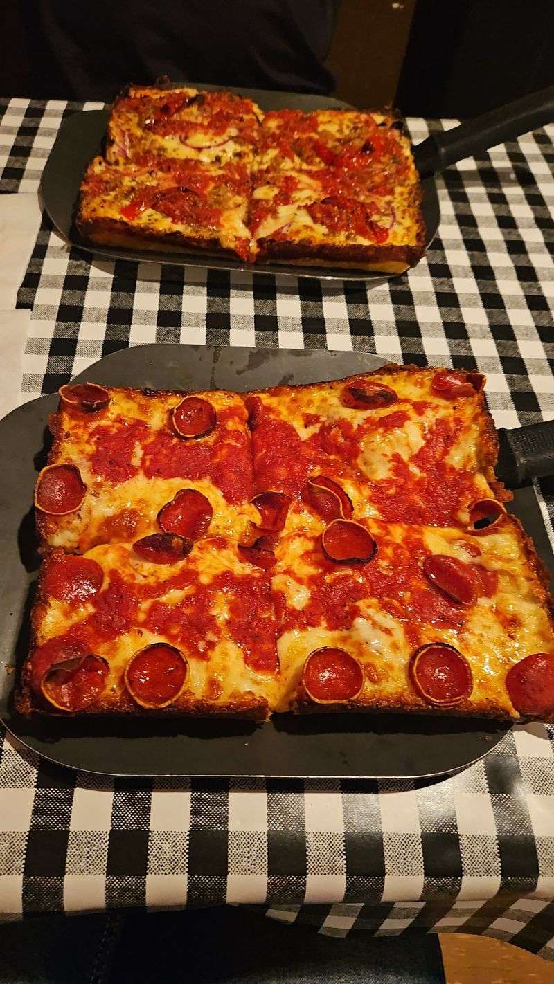 16 Michigan Restaurants People Happily Wait Hours For - And Say It's Worth It - Decor Hint Buddy's Pizza