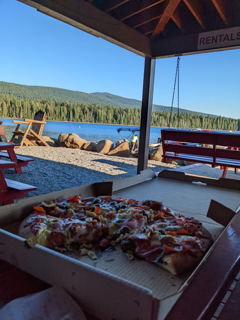 Oregon's Secret Lakeside Retreat That Feels A World Away - Decor Hint Marina Pizza Parlor For Dockside Deliciousness