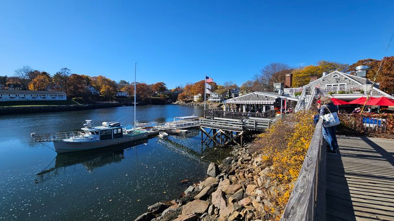 17 New England Seafood Restaurants In Maine Only Locals Know And Love For Authentic Coastal Dining - Decor Hint Barnacle Billy's