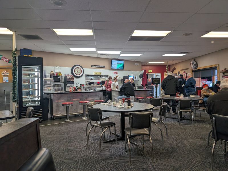 10 North Dakota Hidden Restaurants Only Locals Know About - Decor Hint Deaner's Diner