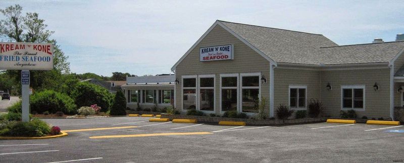 14 Massachusetts Spots Serving Tavern-Style Fish Fries Just Like The Old Days - Decor Hint Kream 'N Kone