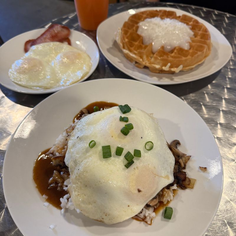 Welcoming The New Year Through 11 Festive New Year's Eve Dining Options In Hawaii - Decor Hint The Happy Hawaiian Cafe