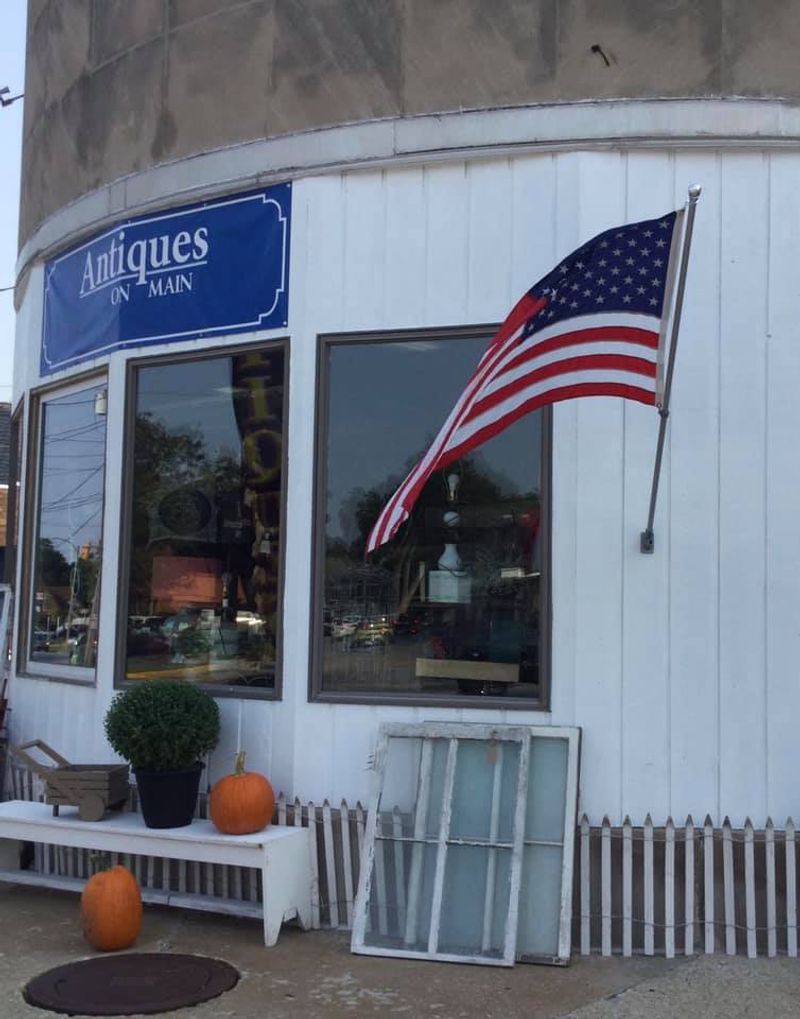 21 Texas Vintage And Collectibles Markets Where Rare Finds Are Flying Off The Shelves - Decor Hint Antiques on Main