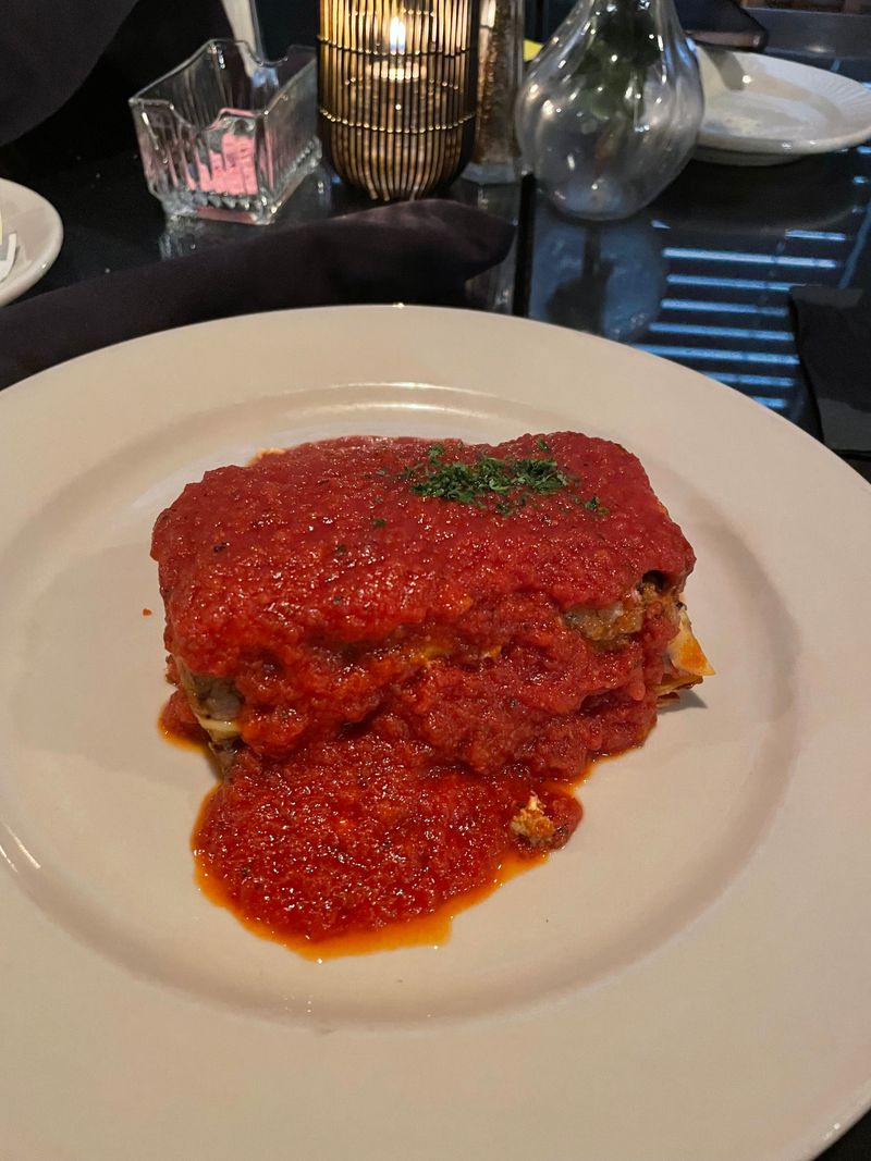 North Carolina Eatery Serves Lasagna So Loaded, Locals Call It A Masterpiece - Decor Hint The Lasagna That Stopped Traffic