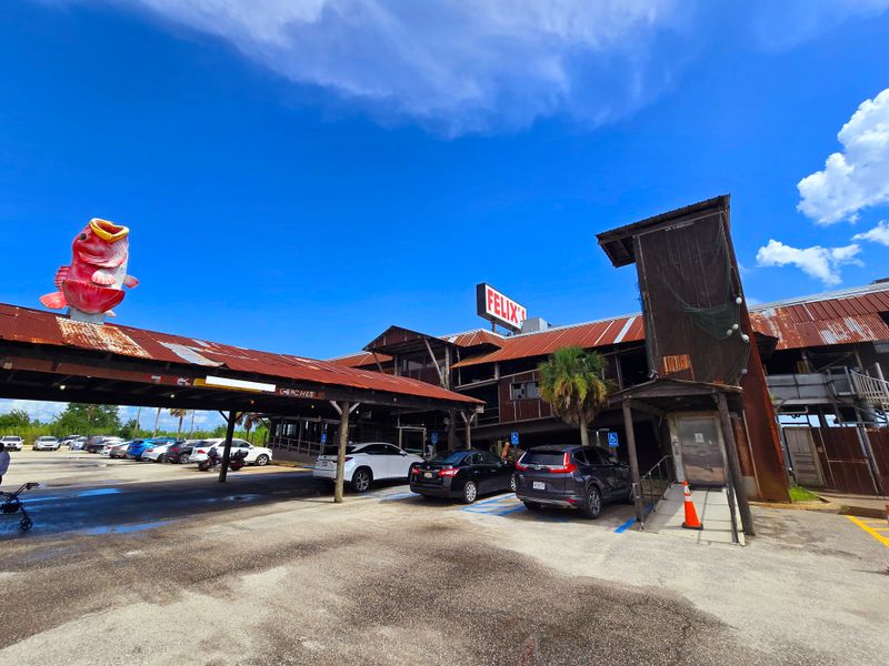 19 Alabama Seafood Joints Only Locals Know And Love For That Perfect Southern Flavor - Decor Hint Felix's Fish Camp Grill