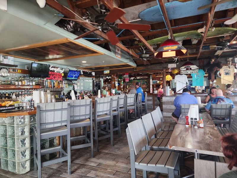 Florida's Hidden Restaurants That Don't Advertise But Stay Full Every Night - Decor Hint JB's Fish Camp