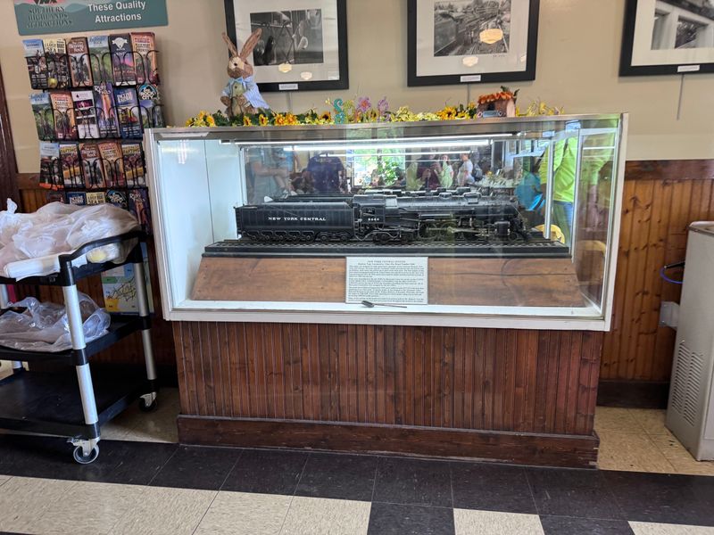 Ride The Rails To Christmas Cheer On Tennessee's North Pole Limited - Decor Hint Sweet Treats And Warm Drinks Make The Journey Delicious