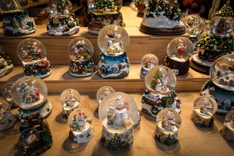 Stunning Hawaii Coastal Christmas Décor Ideas For A Holiday That Feels Like A Tropical Escape - Decor Hint Coconut Snow Globes