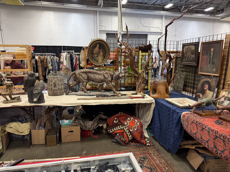 21 Texas Vintage And Collectibles Markets Where Rare Finds Are Flying Off The Shelves - Decor Hint Cole's Antique Village & Flea Market