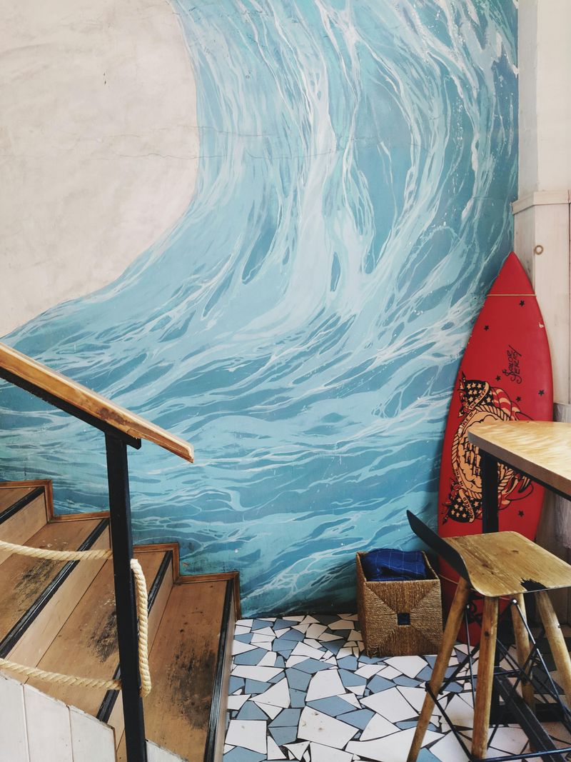 Coastal-Inspired Artwork Anchors Winter Decorating Themes