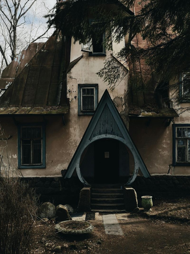 17 Iowa Home Styles That May Not Make It To The Next Generation - Decor Hint Gothic Revival Cottage